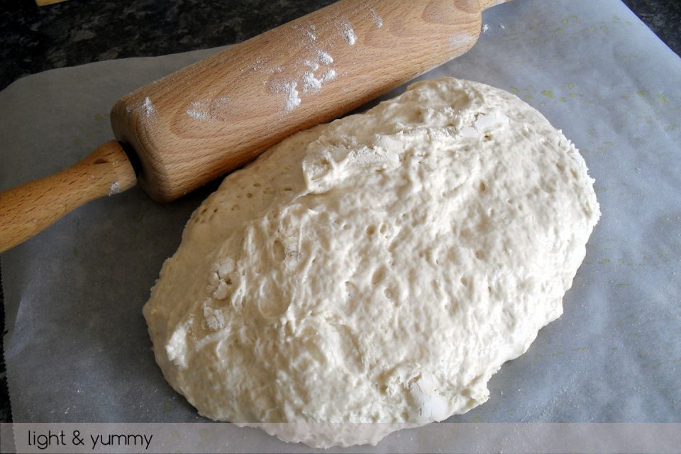 Easy pizza dough "no need to knead", Light & Yummy
